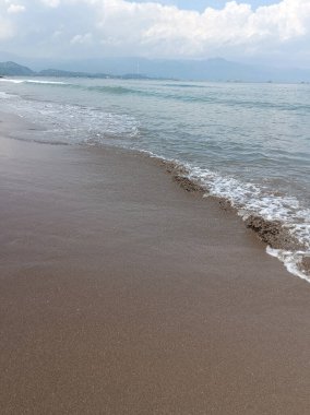 Dalgaları ve denizi olan güzel sahil