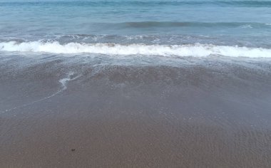 Sahildeki deniz dalgaları