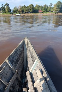 Nehirdeki ahşap bir teknenin güzel manzarası