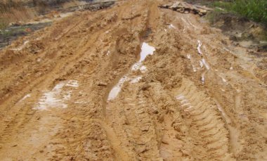 Çamurlu çamurlu toprak yol