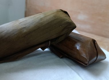 Muz yaprağıyla muz yaprağının yakın çekimi.