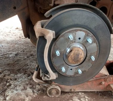 Bir arabanın tekerleği.