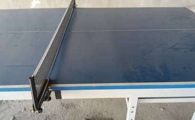 Siyah beyaz bir metal zemine yakın.