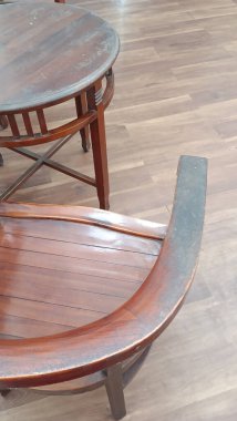 Geniş pencereli boş tahta masa