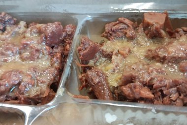 Tavada kızarmış et, soğan ve baharat.