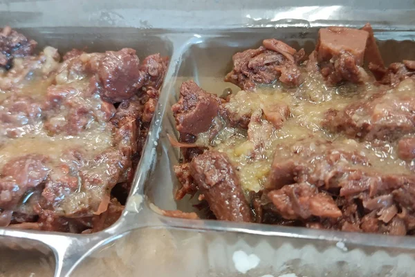 Tavada kızarmış et, soğan ve baharat.