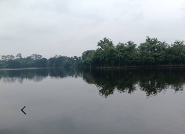 Nehir ve gölü olan güzel bir manzara.