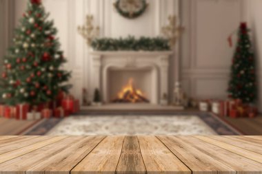 Şöminenin yanında Aydınlatmalı Noel Ağacı. Ev Dekorasyonu