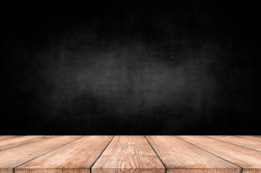 Karanlık arka planda boş ahşap masa. Ürünlerinizi göstermek için