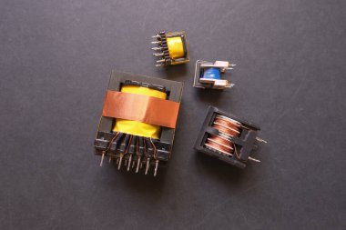 Çeşitli elektrik transformatörleri.