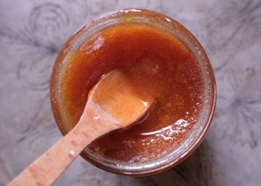 Cam kavanozda karamelize edilmiş doğal bal.. 