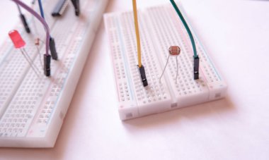 Elektronik devre prototipi ve fotoresistor. LDR 'ye odaklanmış.