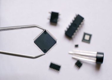 Yarı iletken mikroçip kaynağı. Elektronik bileşenler arka planı.
