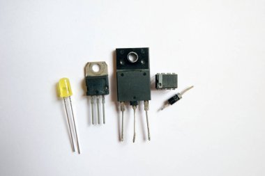 Bazı delikten geçen teknoloji yarı iletken bileşenleri.