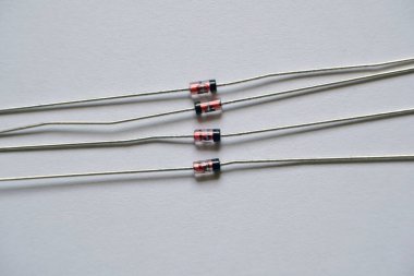 Tipik paketlerde Zener diyotu. Yarı iletken elektronik bileşenler.