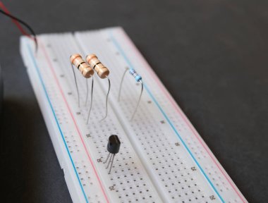 Lehimsiz ekmek tahtasında direnişçiler. Elektronik eğitim ya da elektrik deneyleri kavramı