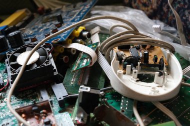 Tüketici elektroniği atığı. Atılmış teknolojik ya da elektronik cihazlar. E-atık ve geri dönüşüm kavramı.