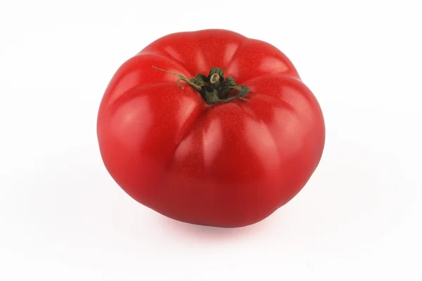 Czerwone dojrzałe pomidory na białym tle — Zdjęcie stockowe