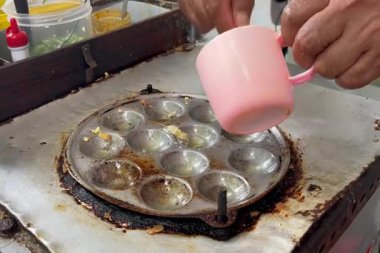 Geleneksel Endonezya Sokak Atıştırması Yapımı: Mini Griddle Pan 'a Batter dökülüyor