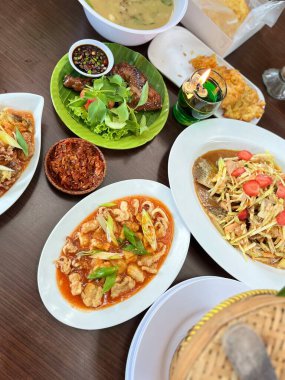 Gerçek bir Endonezya ziyafeti yaşayın! Lezzetli, geleneksel yemekleri aile ve arkadaşlarınızla paylaşın. Lezzet, baharat ve kültürel zenginliğin aşçılık yolculuğu..