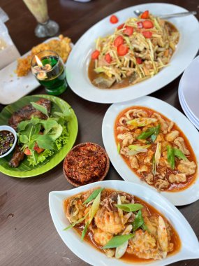 Endonezya lezzetlerinin zengin duvar halısını bu canlı ve lezzetli yayılımı ile deneyin, menüler, seyahat blogları veya mutfak promosyonları için mükemmel.