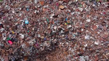 Metal plastik plastik parçaları ve ahşap kaplı zemin pürüzlü mozaik gibi. Keskin kenarları ışık alır ve küçük vidalar cıvatalar folyo kıvılcımlı çamaşır makineleri geri dönüşüm takvimlerini sıralarken iş