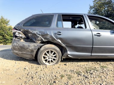 Bozuk bir araba yolda duruyor. Kazadan sonra araba. Yol güvenliği ve sigorta kavramı