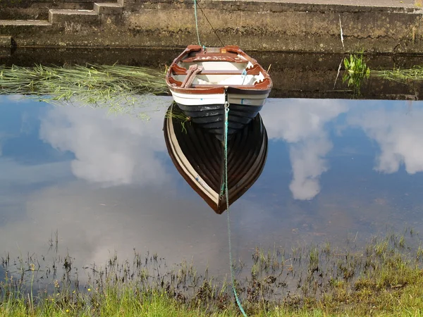 Barca sobre reflejos — Stock Photo, Image