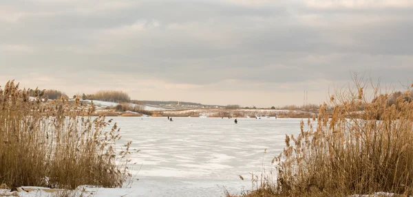 İnce buz üzerinde kış balıkçılık