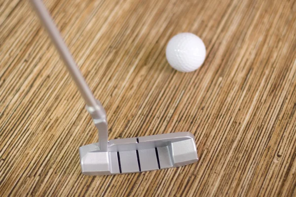 Spiller golf på kontoret eller huset – stockfoto