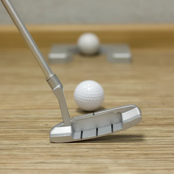 Golfspielen im Haus oder Büro — Stockfoto