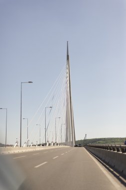 gökyüzü altında köprü