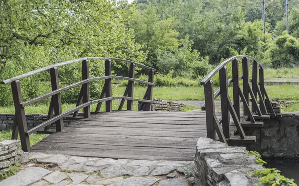 Göl üzerinde eski köprü