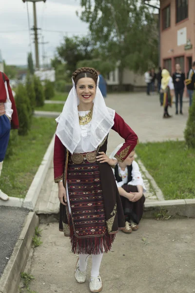 在塞尔维亚民族民间服饰住和微笑的女孩 — 图库照片