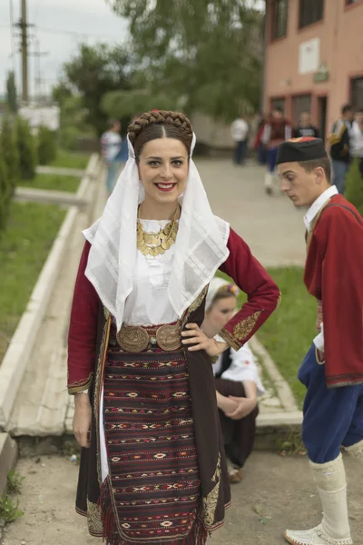 Chica en serbio traje popular nacional quedarse y sonreír — Foto de Stock