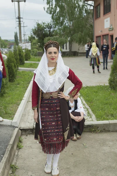 Дівчина в сербського Національного костюму перебування і посміхається — стокове фото