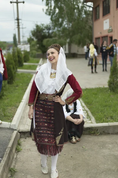 Дівчина в сербського Національного костюму перебування і посміхається — стокове фото