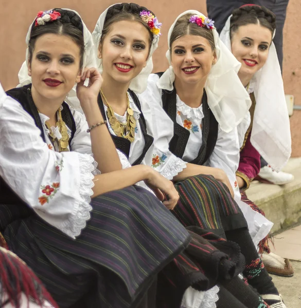 Meninas em trajes folclóricos nacionais sorrindo — Fotografia de Stock