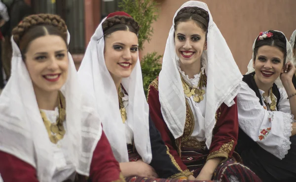 Pozarevac, Serbia-2 de mayo de 2016: niñas con disfraces populares nacionales sonriendo —  Fotos de Stock