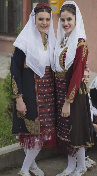 Pozarevac, Sérvia-maio 2,2016: meninas em trajes folclóricos nacionais sorrindo — Fotografia de Stock