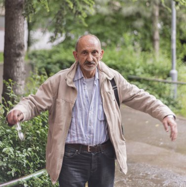 Yağmurda şarkı söylüyorum