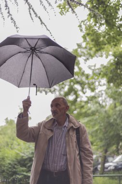 Yağmurda şarkı söylüyorum