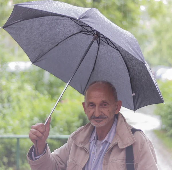 Cantando na chuva — Fotografia de Stock