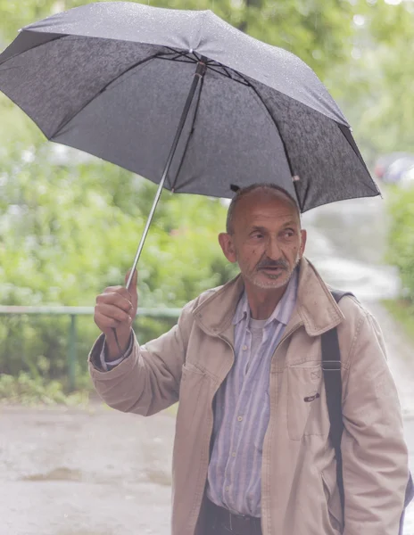 Sjunger i regnet — Stockfoto