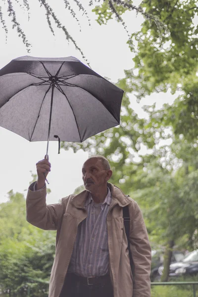 Yağmurda şarkı söylüyorum