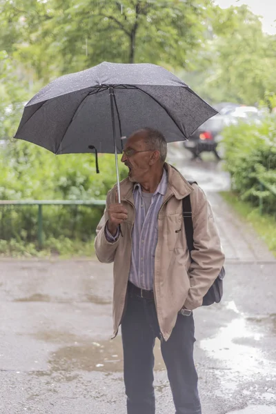 Yağmurda şarkı söylüyorum