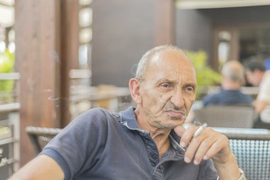 Eski sigara içen almak onun zehir