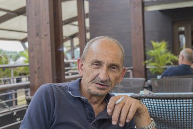 endişeli ihtiyar