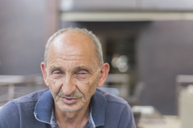 yaşlı adam onun sigara zevk