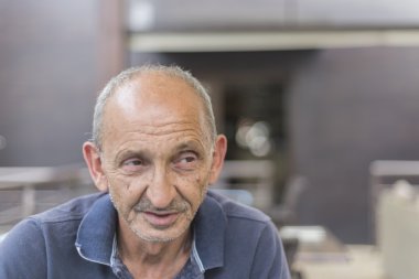 yaşlı adam onun sigara zevk